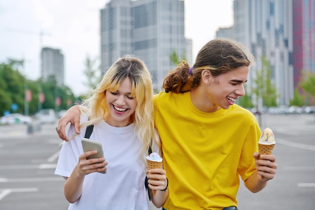 Gelukkig lachend paar tieners die samen knuffelen in de stad