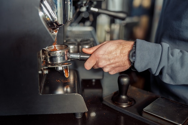 Gelukkig lachend professionele barista in café