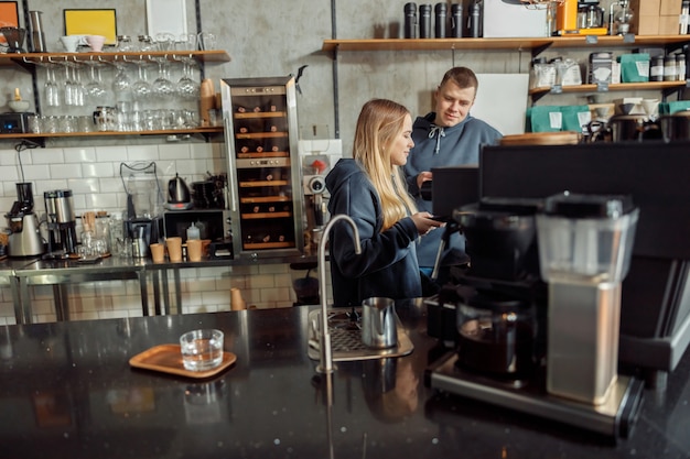 Gelukkig lachend professionele barista in café