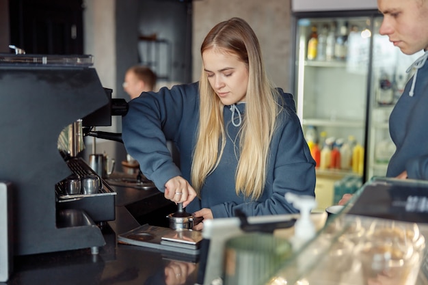 Gelukkig lachend professionele barista in café