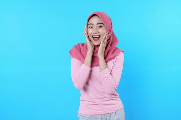 Gelukkig lachend vrouwtje met aantrekkelijk uiterlijk en het dragen van hijab, roze t-shirt met een glimlach goed humeur