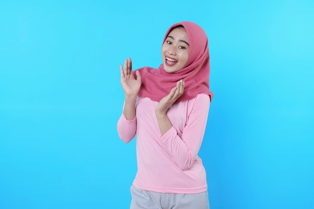Gelukkig lachend vrouwtje met aantrekkelijk uiterlijk en het dragen van hijab, roze t-shirt met een glimlach goed humeur