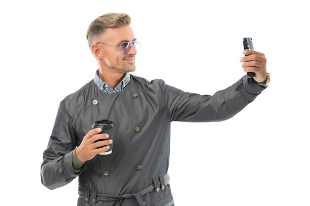 Gelukkig lachend zakenman zakenman manager in formele jas selfie te nemen op zakelijke smartphone