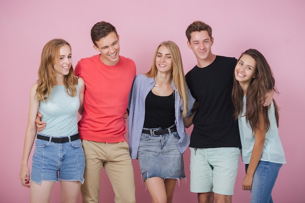 Gelukkig lachende jonge groep vrienden die samen staan praten en lachen Beste vrienden