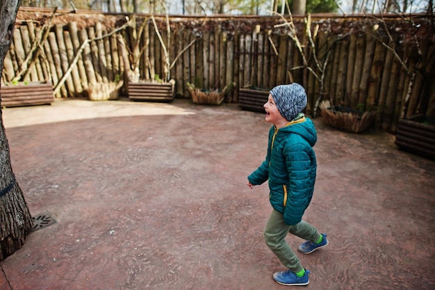 Gelukkig lachende jongen bij vogeldierentuin