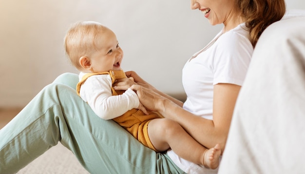 Gelukkig lachende kleine baby in moeder handen moederschap concept