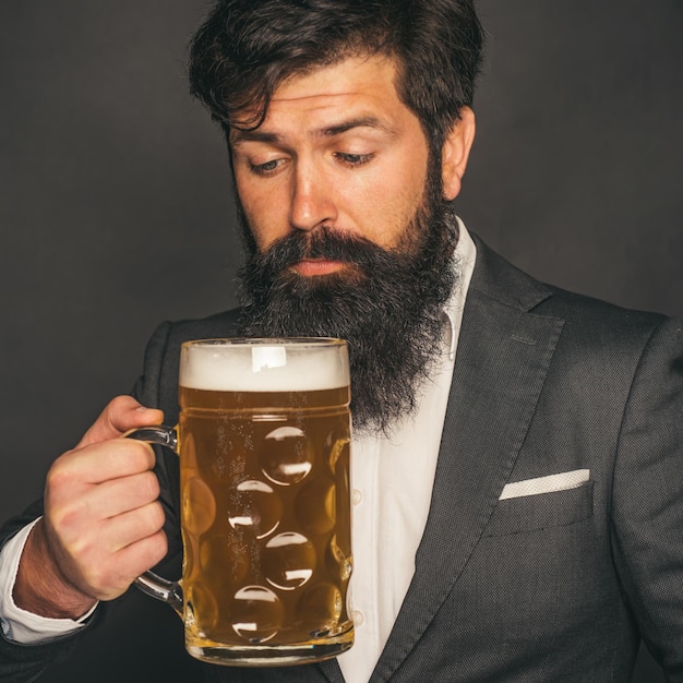 Gelukkig lachende man met bier Retro reclame voor alcoholische dranken Bebaarde man met een glas bier