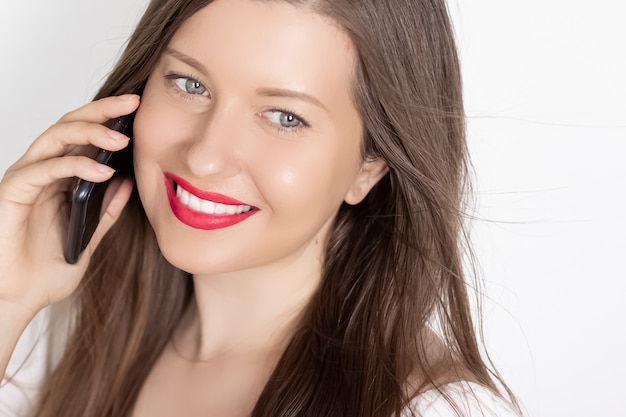 Gelukkig lachende vrouw bellen op smartphone portret op witte achtergrond mensen technologie en communicatie concept