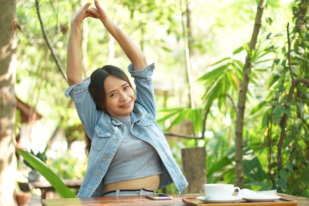 Gelukkig lachende vrouw in koffiecafé