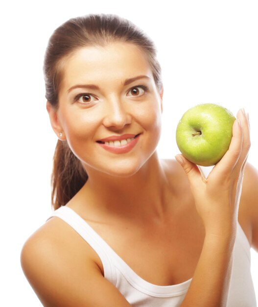 Gelukkig lachende vrouw met groene appel