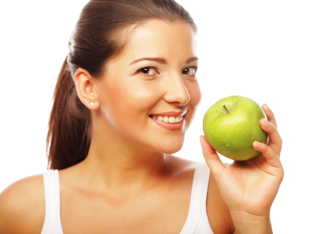 Gelukkig lachende vrouw met groene appel