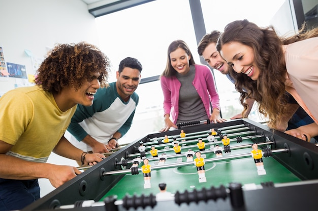 Foto gelukkig leidinggevenden tafelvoetbal spelen