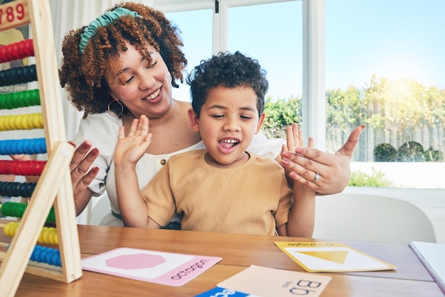 Gelukkig leren en onderwijs met moeder met zoon studie voor thuisonderwijs kleuterschool en bijlesleraar Ontwikkeling van kinderen en lesgeven met zwarte vrouw en kind voor taal wiskunde en creatief