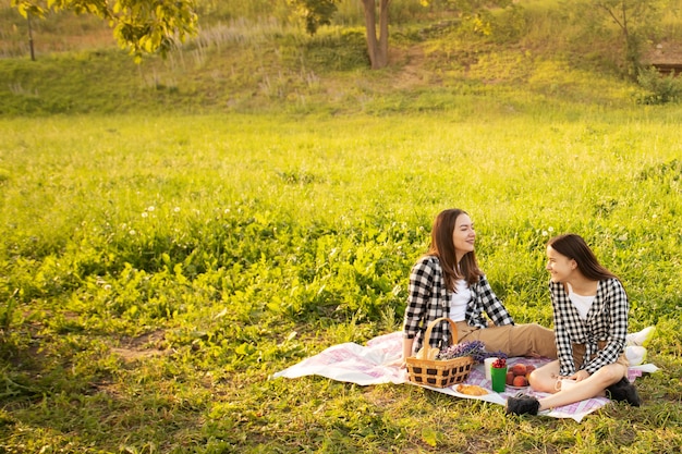 Gelukkig leven concept. Twee schattige blanke meisjes in het park op het gras hebben plezier