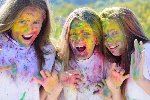 Gelukkig leven in tienertijd. gekke hipstermeisjes. zomers weer. kinderen met creatieve body art. kleurrijke neon verf make-up. gelukkig jeugdfeest. optimist. lente vibes. positief en vrolijk