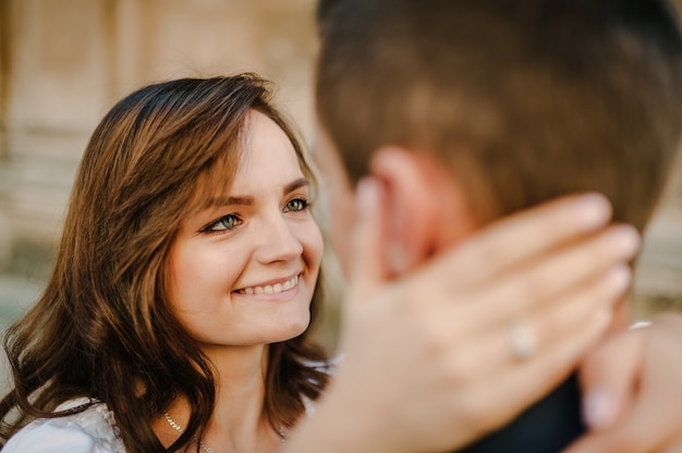 Gelukkig liefdevol paar genieten van momenten van geluk buitenshuis. Liefde en tederheid, dating, romantiek. Levensstijl concept.