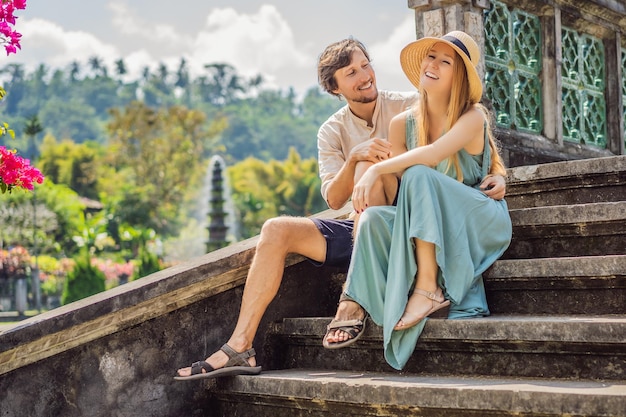 Gelukkig liefdevol paar in taman tirtagangga waterpaleis waterpark bali indonesië huwelijksreis in bali