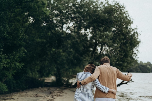 Gelukkig liefdevol paar op een kust