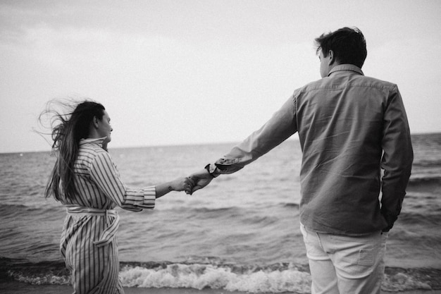 Gelukkig liefdevol paar op een meerstrand