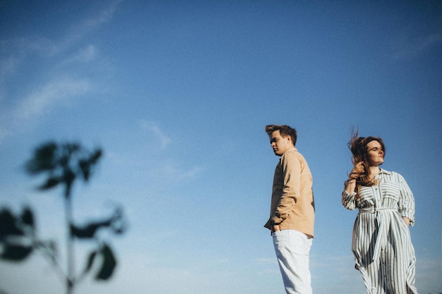 Gelukkig liefdevol paar op een meerstrand