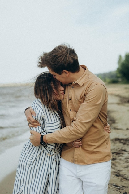 Gelukkig liefdevol paar op een meerstrand