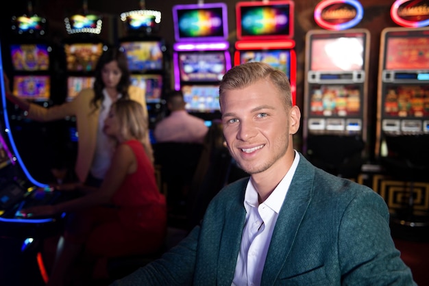 Gelukkig Man Arcade Machine spelen in een Casino