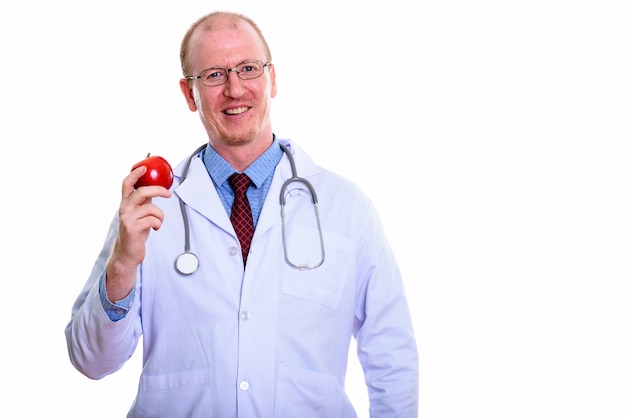 gelukkig man arts glimlachen terwijl rode appel geïsoleerd op wit