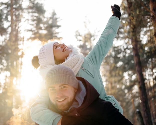 Foto gelukkig man en vrouw samen buiten in de winter