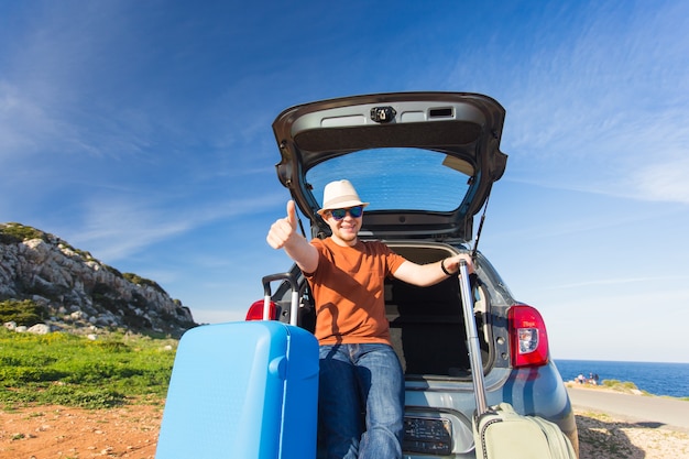 Gelukkig man genieten van road trip en zomervakantie. Reizen, vakantie en mensen concept