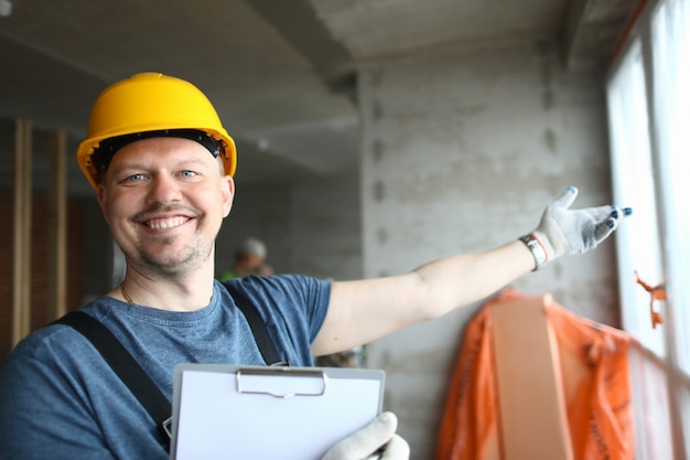 Gelukkig man in beschermende outfit