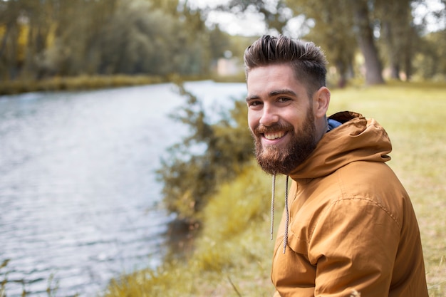 Gelukkig man in de rivier van een herfst landschap