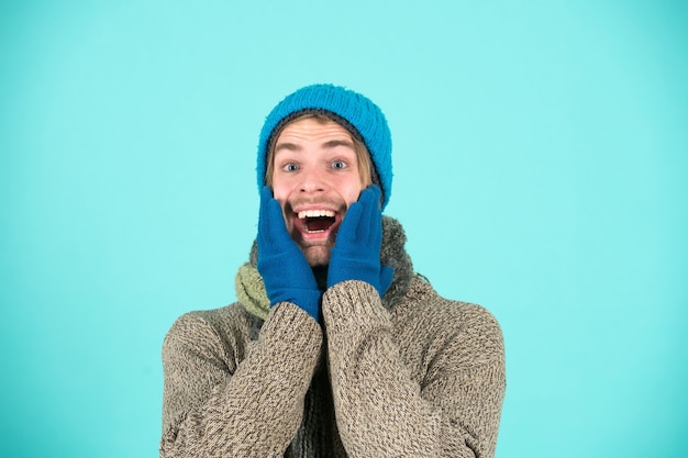 Gelukkig man in winterkleren. Man gelukkig lachend op wintervakantie. Feestdagen zijn gelukkige dagen. Wees feestelijk.