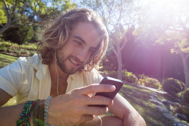 Gelukkig man luisteren naar muziek op mobiele telefoon