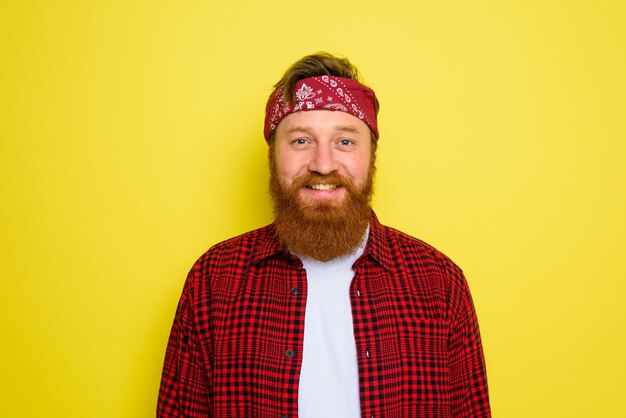 Gelukkig man met baard en bandana in hoofd