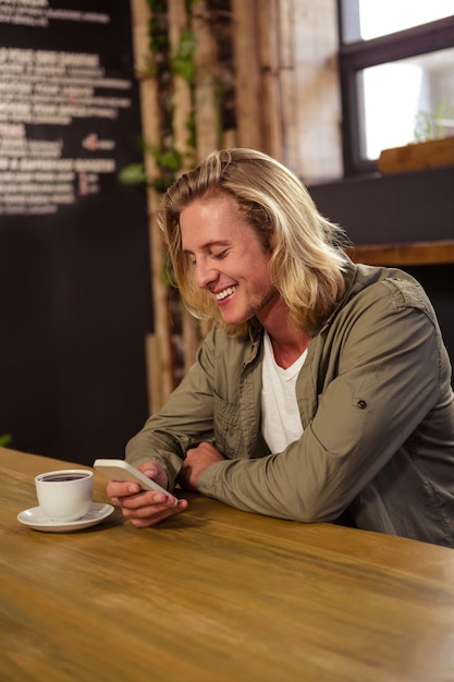 Gelukkig man met behulp van een smartphone