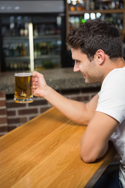 Gelukkig man met een biertje