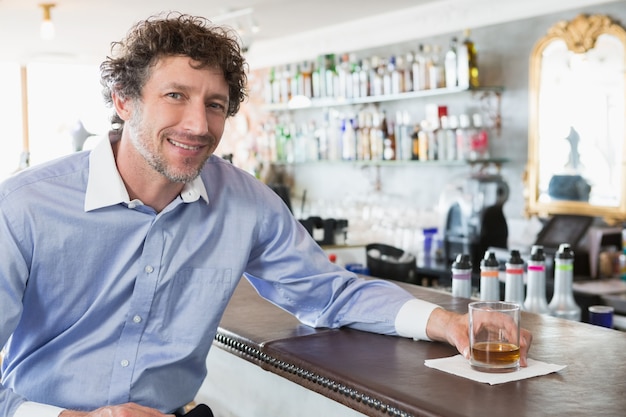 Gelukkig man met een glas alcohol