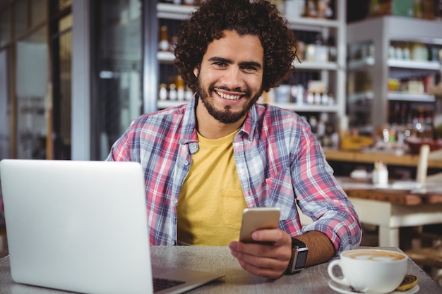 gelukkig man met mobiele telefoon