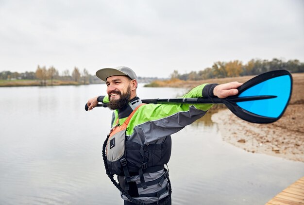 Gelukkig man met peddel