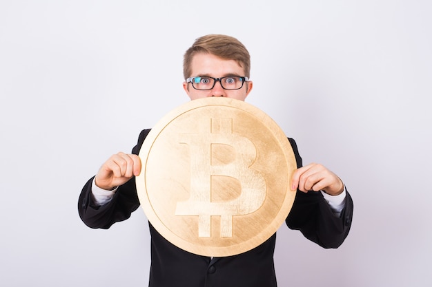 Gelukkig man spelen met bitcoin en gek rond.