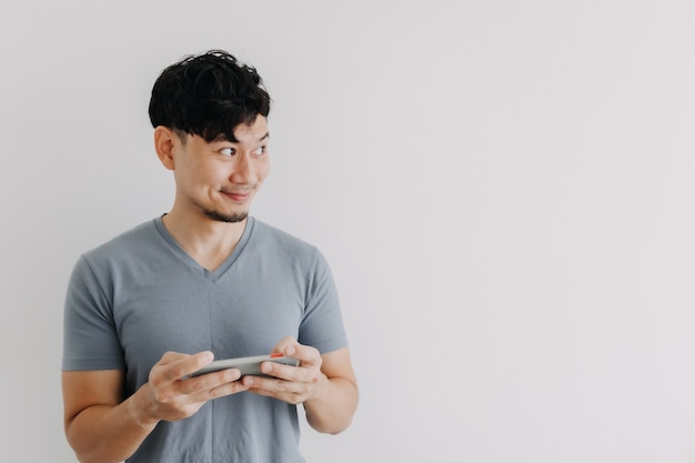 Gelukkig man spelen online mobiel spel geïsoleerd op een witte achtergrond