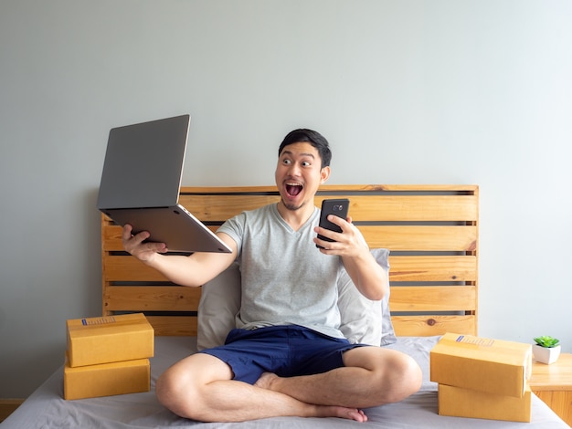 Gelukkig man succes op zijn online winkel