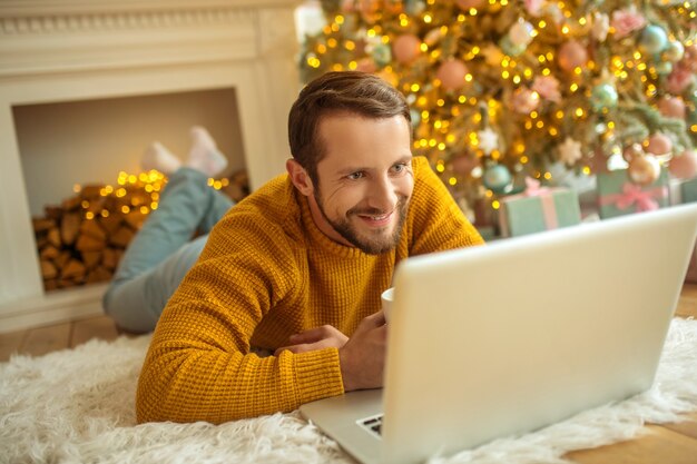 Gelukkig man thuis tijdens Kerstmis