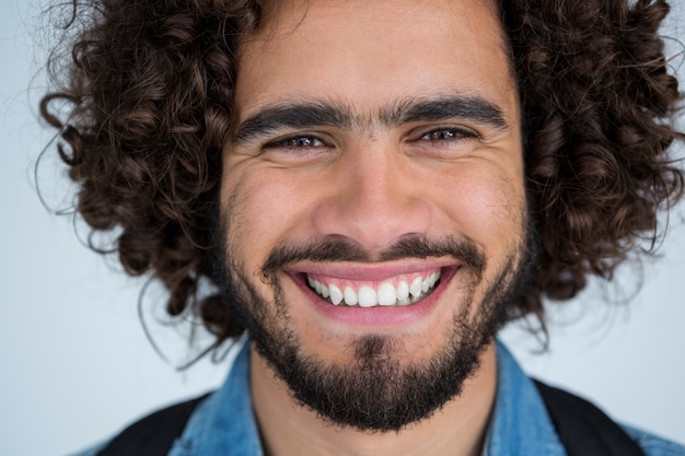 Gelukkig mannelijke fotograaf in studio