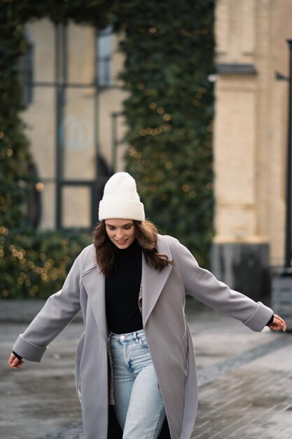 Foto gelukkig meisje cirkelt op het ijs kerstverlichting winteroutfit