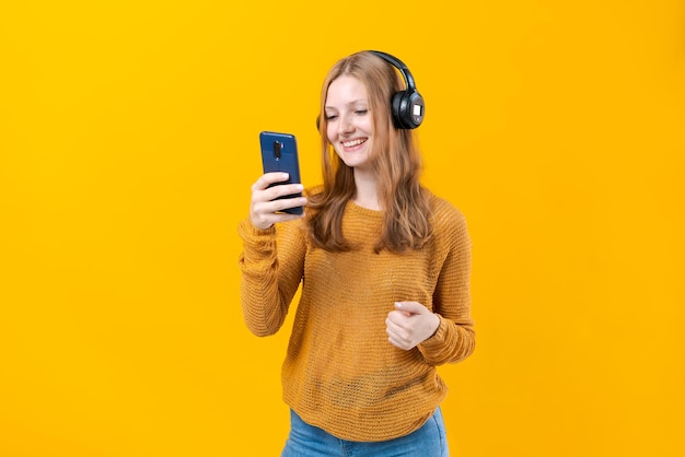 Gelukkig meisje communiceert via videocommunicatie met behulp van een mobiele telefoon