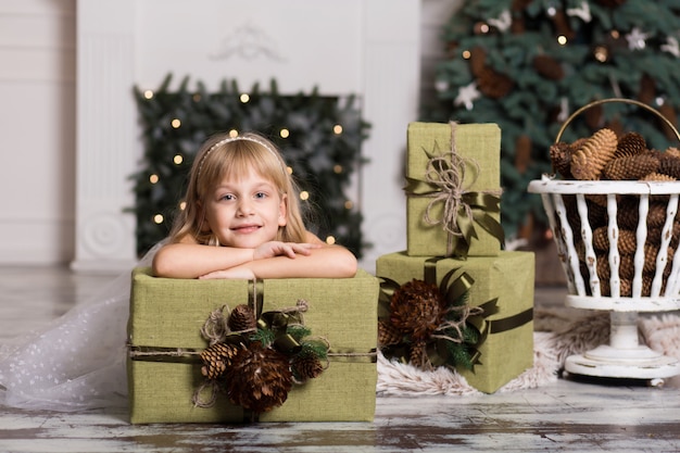 Gelukkig meisje dat een grote doos met een gift over haar hoofd houdt. wintervakantie, kerstmis en mensenconcept.