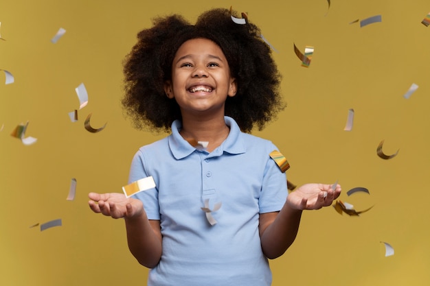 Gelukkig meisje dat omringd wordt door confetti