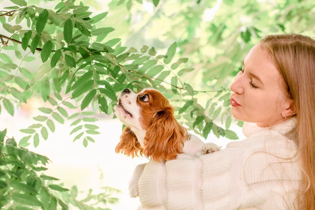 Gelukkig meisje dat schattige Spaniel puppy houdt