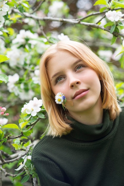 Gelukkig meisje in bloeiende appelboomgaard